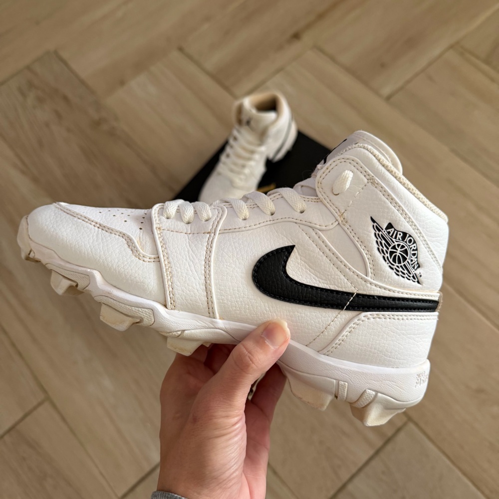 Jordan Mid 1 Youth Cleats - Picture 2 of 3